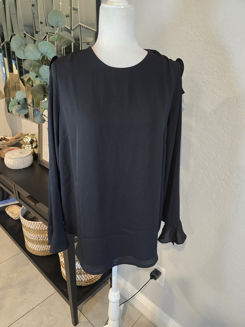Elliatt Black Long-Sleeve Round-Neck Blouse